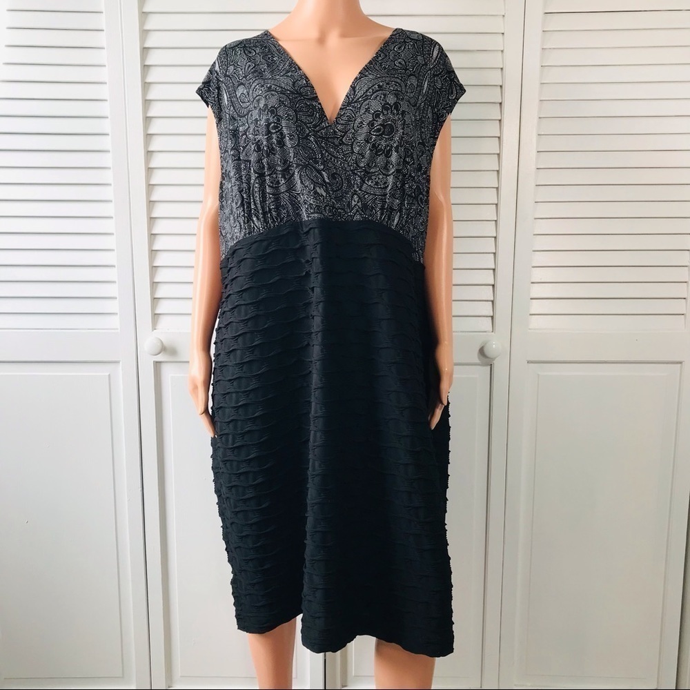 New COLLECTION DRESSBARN Black White V-Neck Sleeveless Dress Size 14W